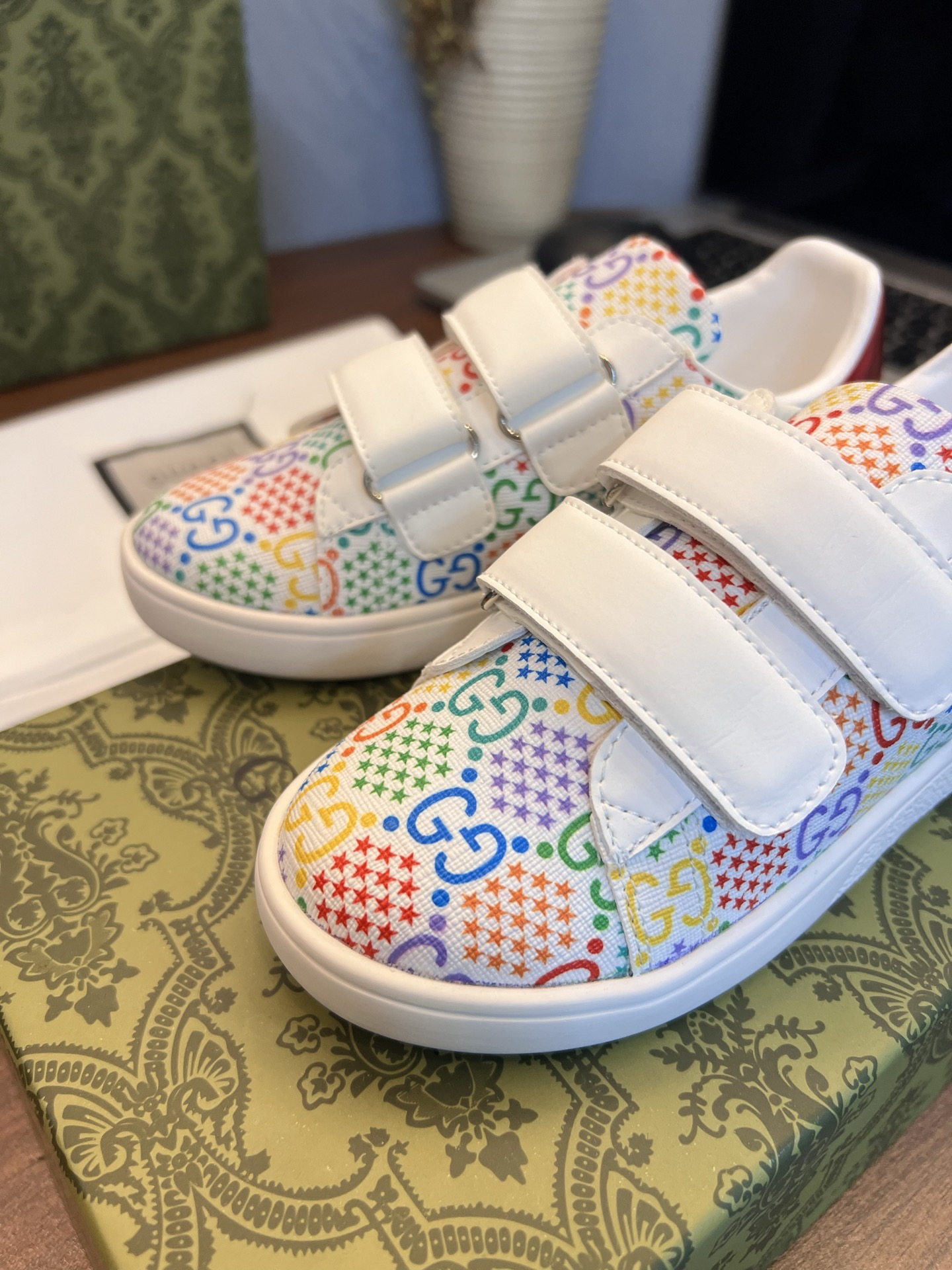 Children's shoes child